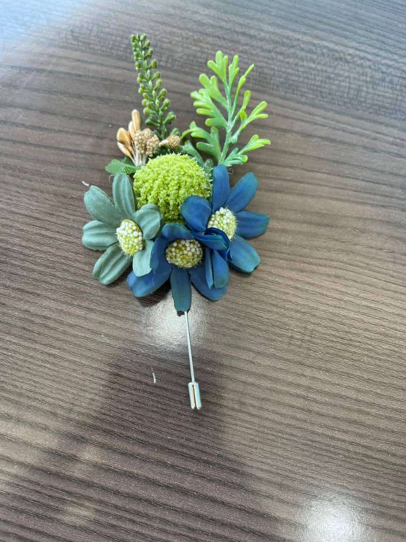 Artificial floral boutonniere