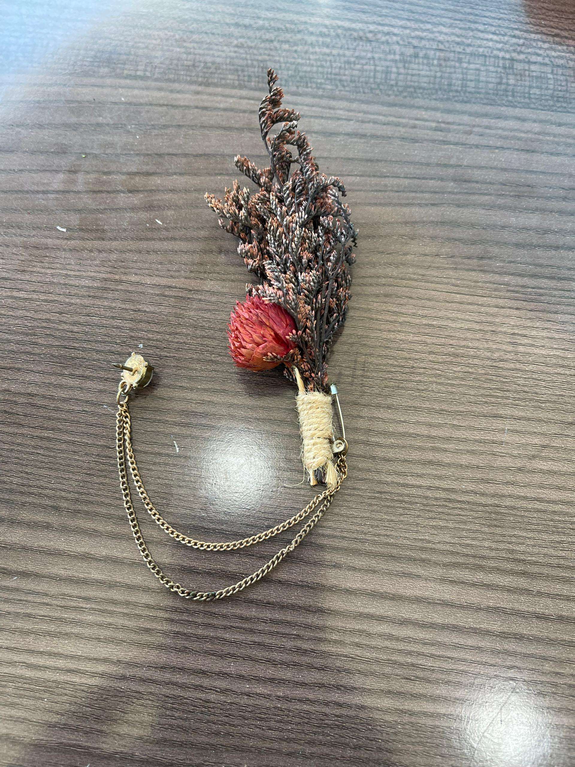Dried flower boutonnière