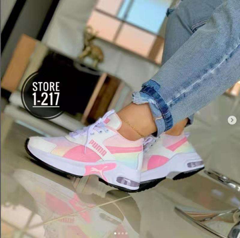 Female puma sneakers
