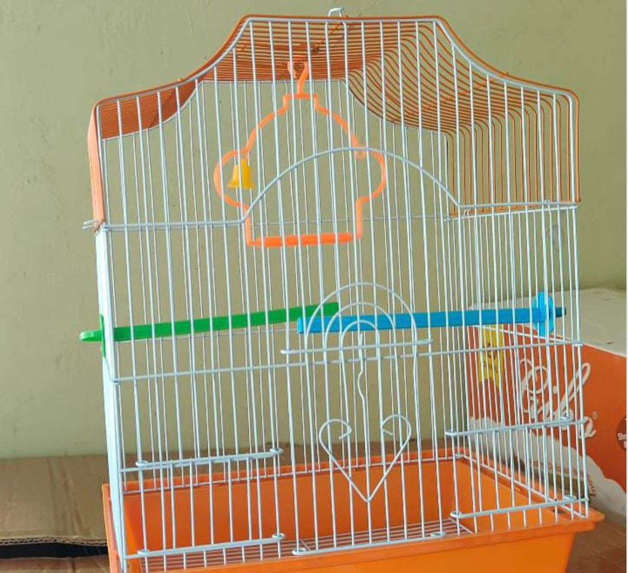 Flat-top wire parrot cage